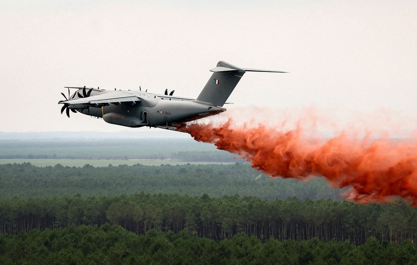 Imágenes de la primera caída del avión militar A400M ante las llamas Imágenes de la primera caída del avión militar A400M ante las llamas